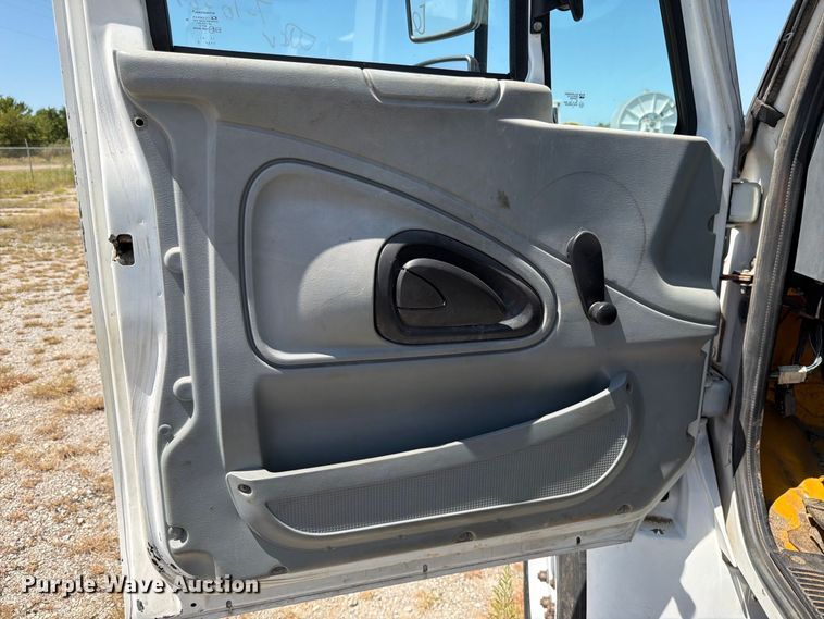 image for item DV8578 2006 International 4300 digger derrick truck