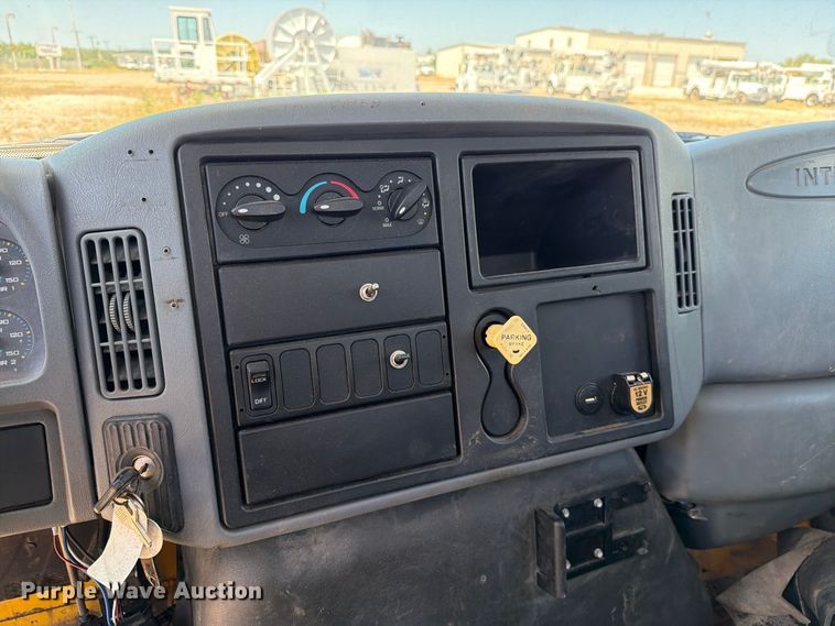 image for item DV8578 2006 International 4300 digger derrick truck