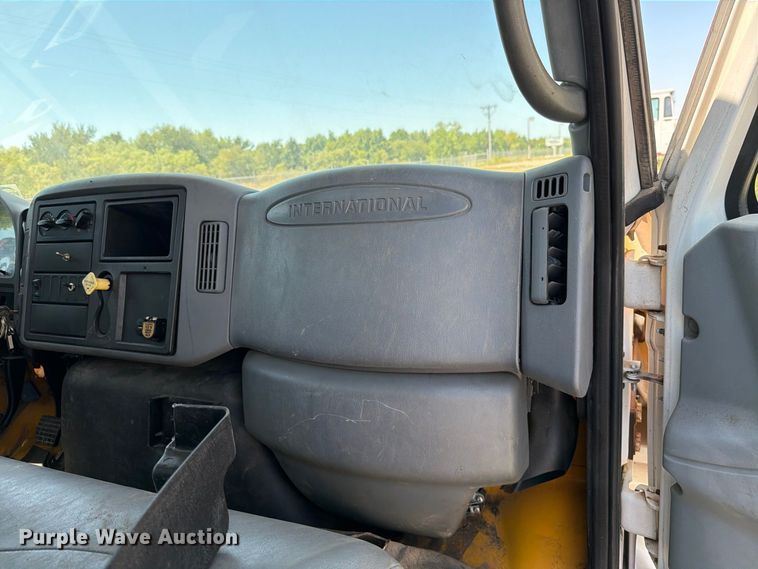 image for item DV8578 2006 International 4300 digger derrick truck