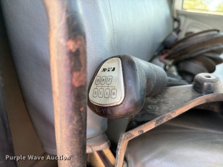 image for item DV8578 2006 International 4300 digger derrick truck
