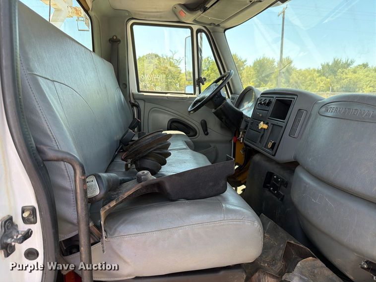 image for item DV8578 2006 International 4300 digger derrick truck