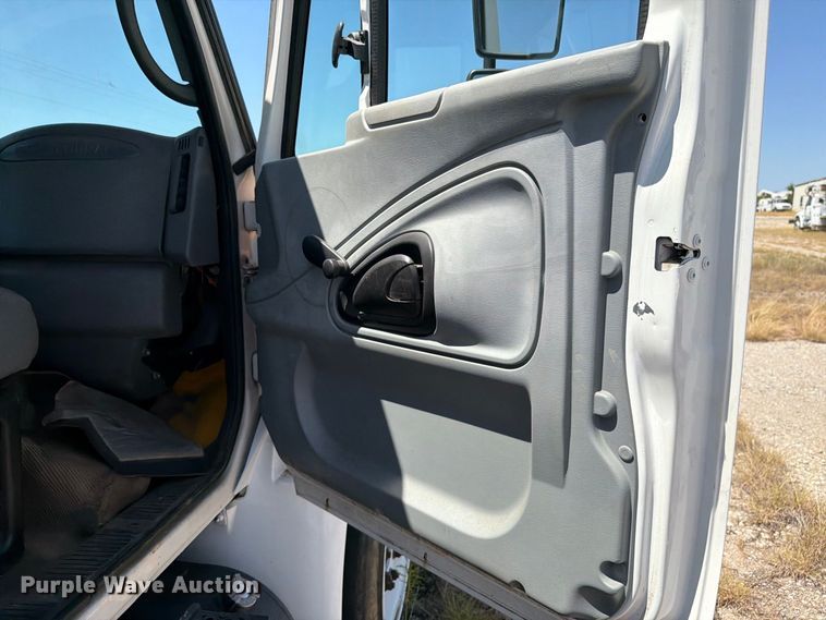 image for item DV8578 2006 International 4300 digger derrick truck