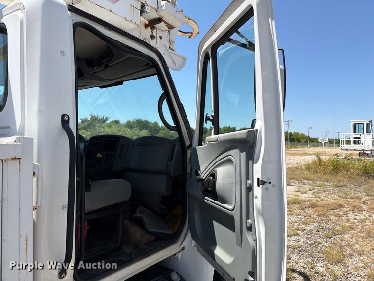 image for item DV8578 2006 International 4300 digger derrick truck