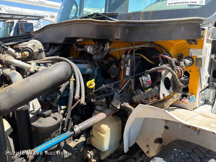 image for item DV8578 2006 International 4300 digger derrick truck