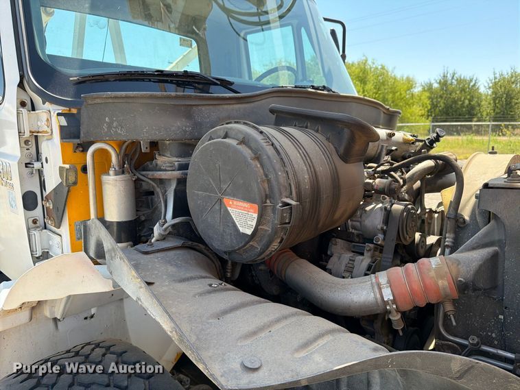 image for item DV8578 2006 International 4300 digger derrick truck