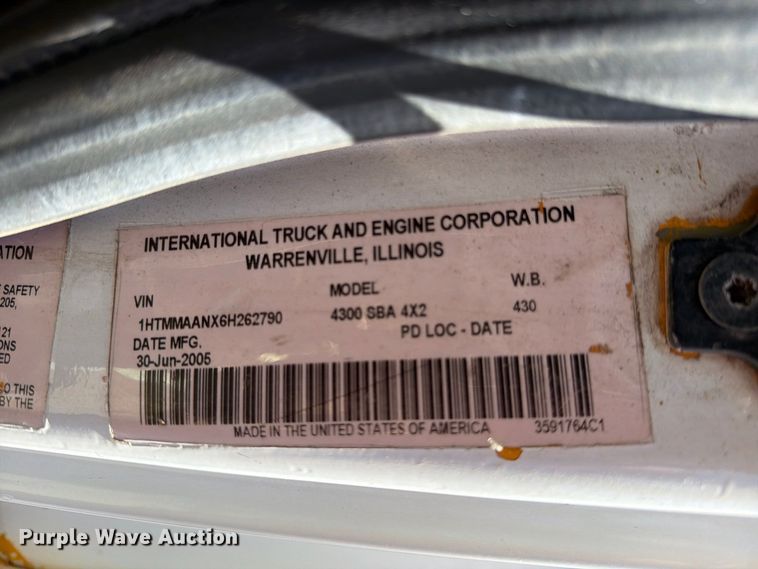 image for item DV8578 2006 International 4300 digger derrick truck