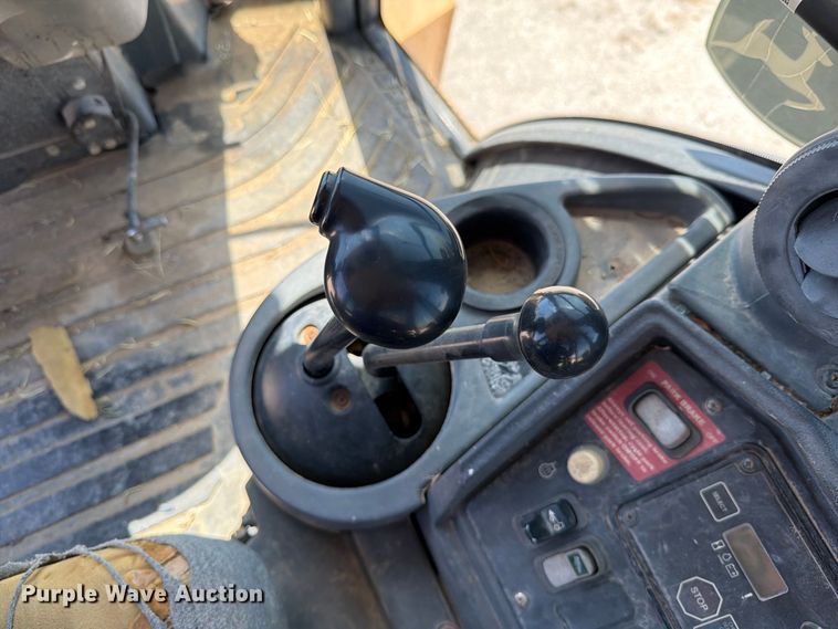 image for item DV8579 2005 John Deere 310SG backhoe
