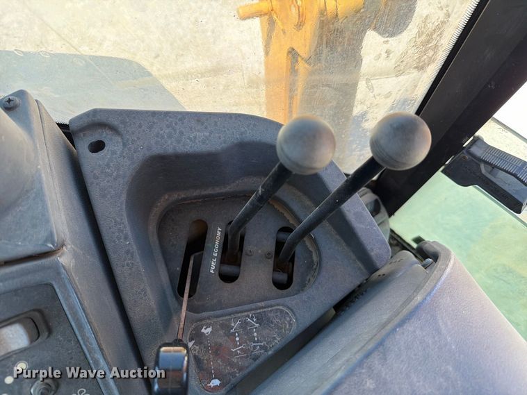 image for item DV8579 2005 John Deere 310SG backhoe