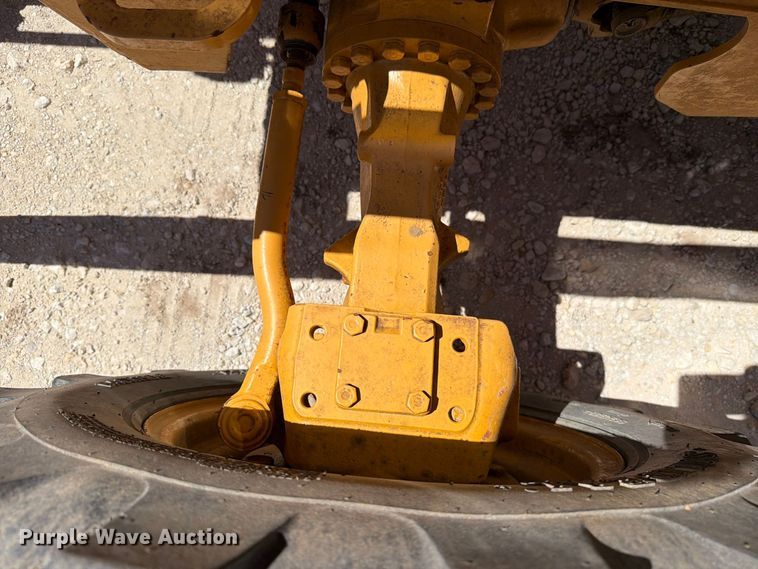 image for item DV8579 2005 John Deere 310SG backhoe