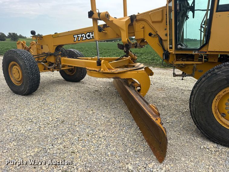 image for item DY3153 2000 John Deere 772CH motor grader