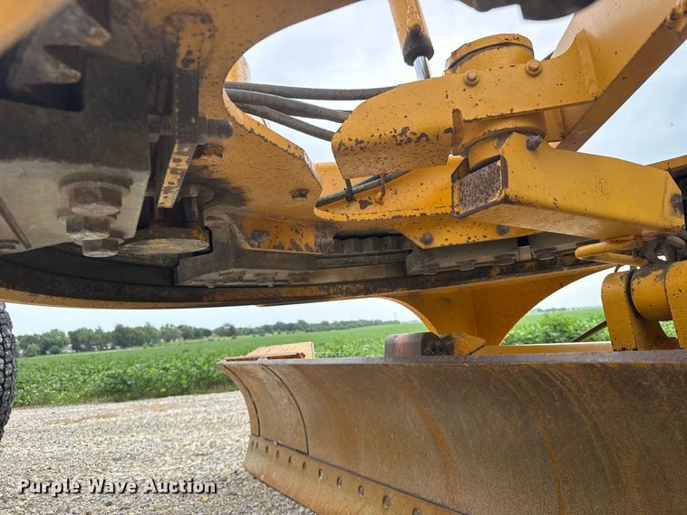 image for item DY3153 2000 John Deere 772CH motor grader