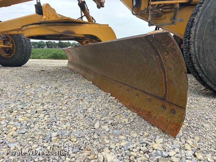 image for item DY3153 2000 John Deere 772CH motor grader