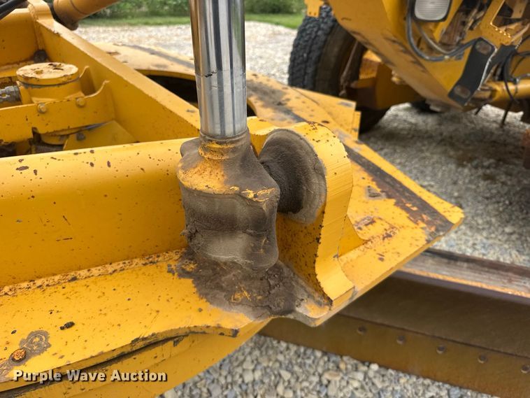 image for item DY3153 2000 John Deere 772CH motor grader