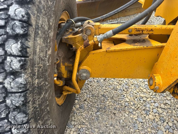 image for item DY3153 2000 John Deere 772CH motor grader