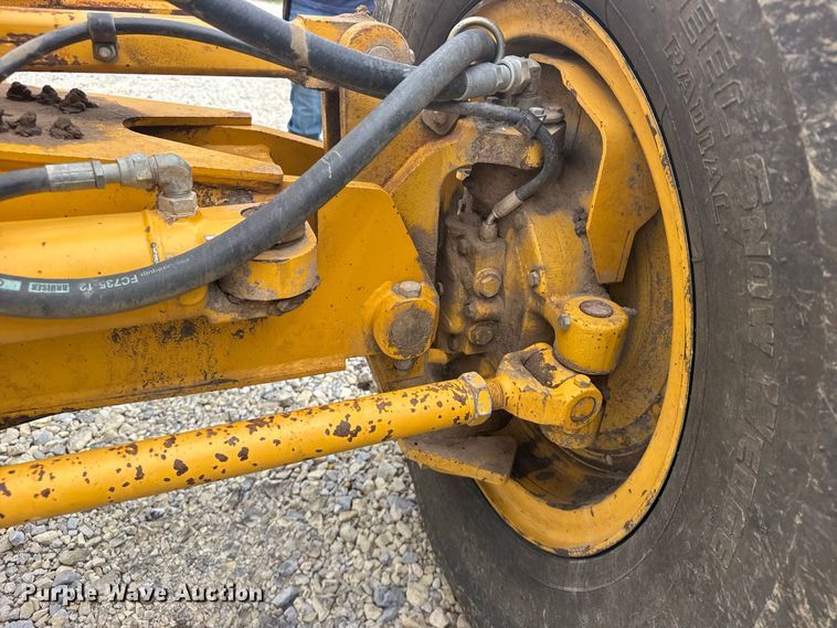image for item DY3153 2000 John Deere 772CH motor grader