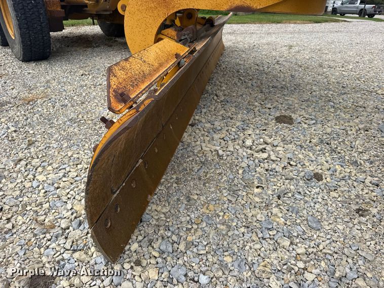 image for item DY3153 2000 John Deere 772CH motor grader