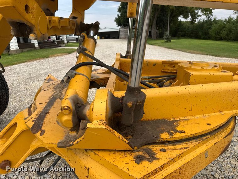 image for item DY3153 2000 John Deere 772CH motor grader