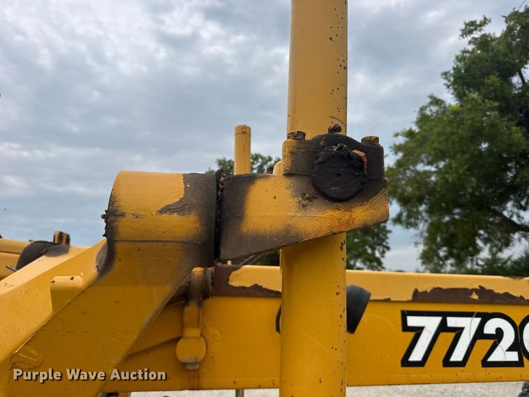 image for item DY3153 2000 John Deere 772CH motor grader