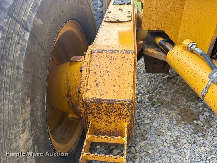 image for item DY3153 2000 John Deere 772CH motor grader