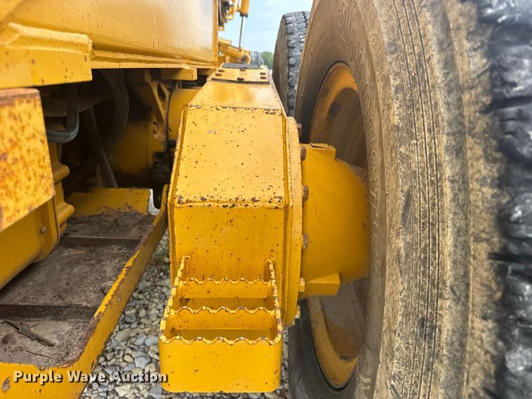 image for item DY3153 2000 John Deere 772CH motor grader