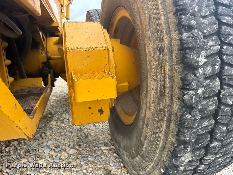 image for item DY3153 2000 John Deere 772CH motor grader