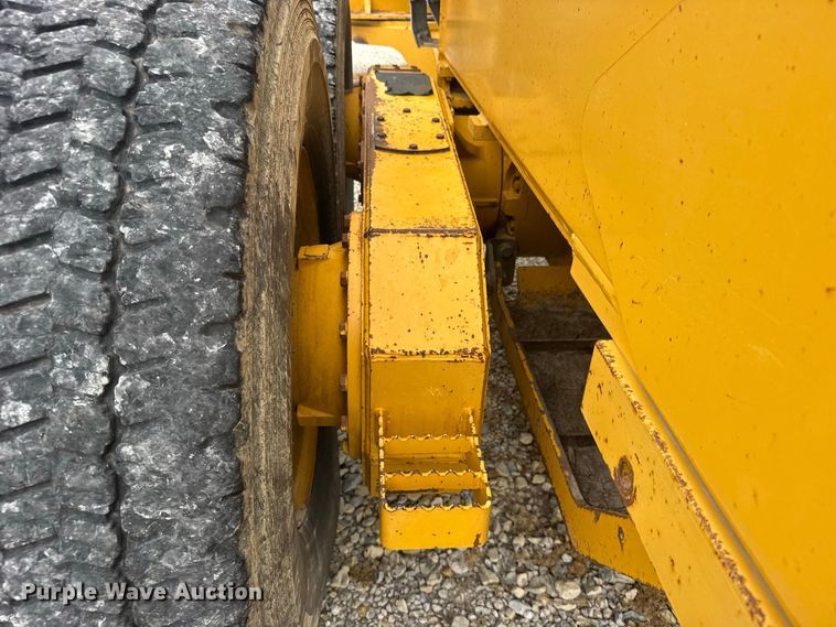 image for item DY3153 2000 John Deere 772CH motor grader
