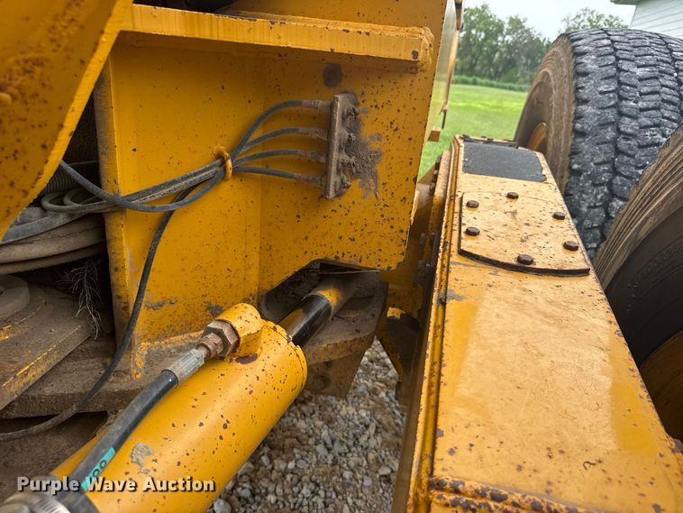 image for item DY3153 2000 John Deere 772CH motor grader