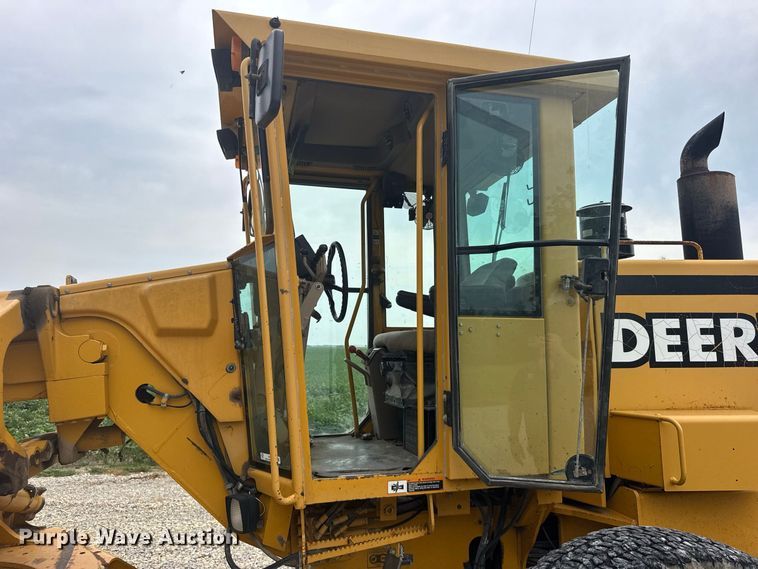image for item DY3153 2000 John Deere 772CH motor grader