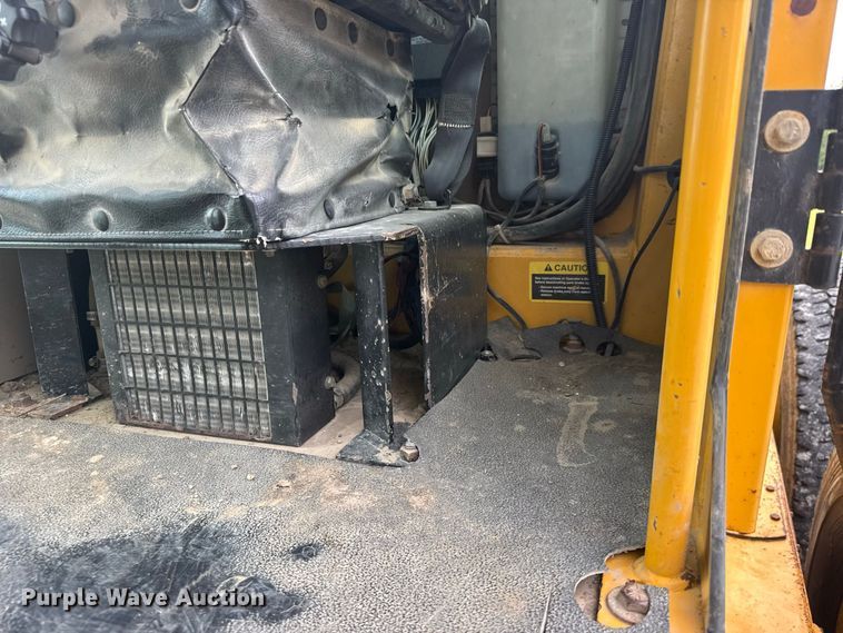 image for item DY3153 2000 John Deere 772CH motor grader