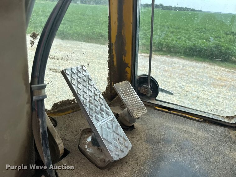 image for item DY3153 2000 John Deere 772CH motor grader