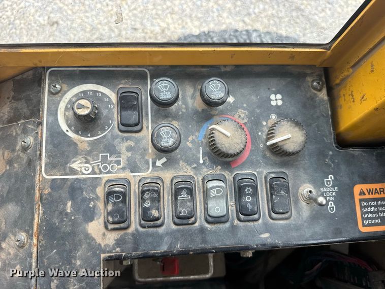 image for item DY3153 2000 John Deere 772CH motor grader