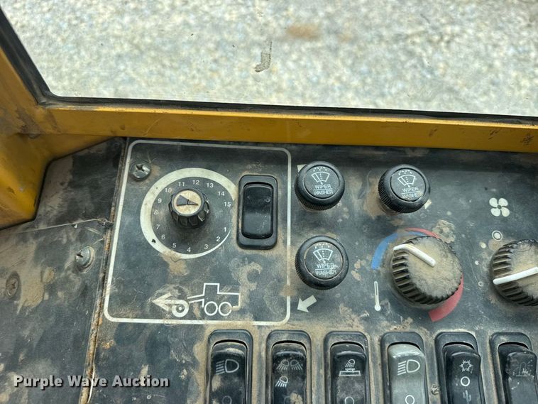 image for item DY3153 2000 John Deere 772CH motor grader