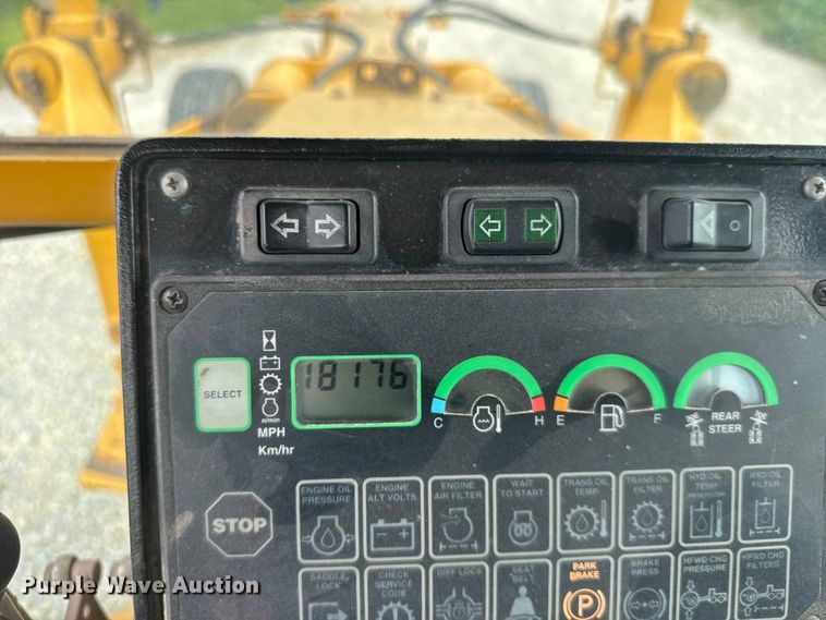image for item DY3153 2000 John Deere 772CH motor grader