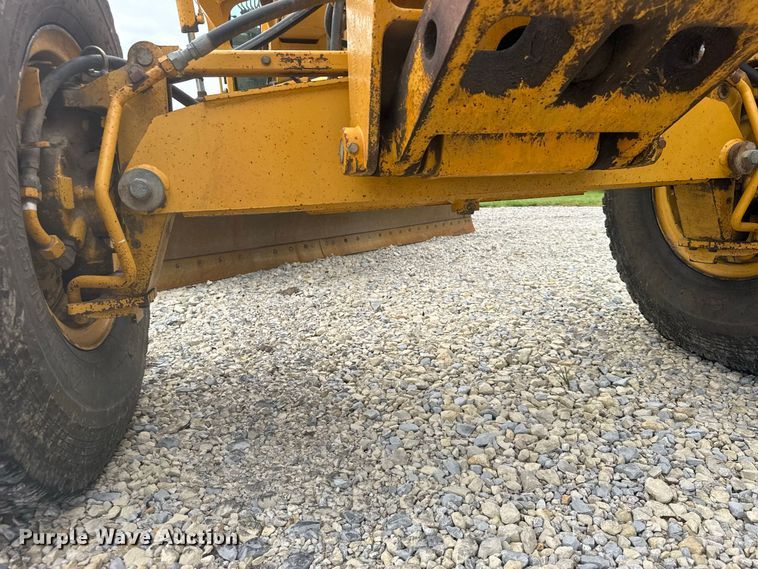 image for item DY3153 2000 John Deere 772CH motor grader
