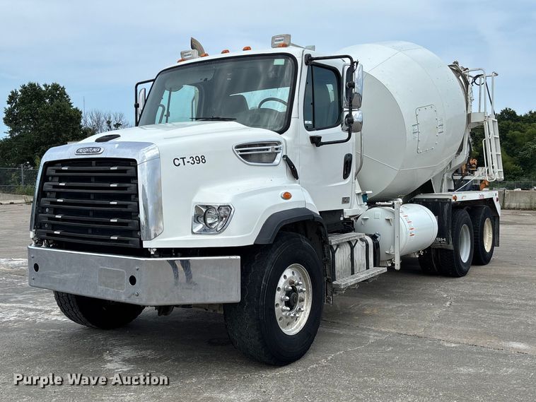 2015 Freightliner 114SD ready mix truck
