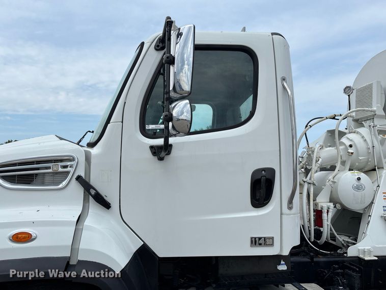 image for item DZ4547 2015 Freightliner 114SD ready mix truck