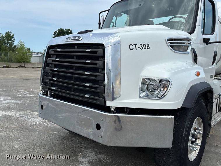 image for item DZ4547 2015 Freightliner 114SD ready mix truck