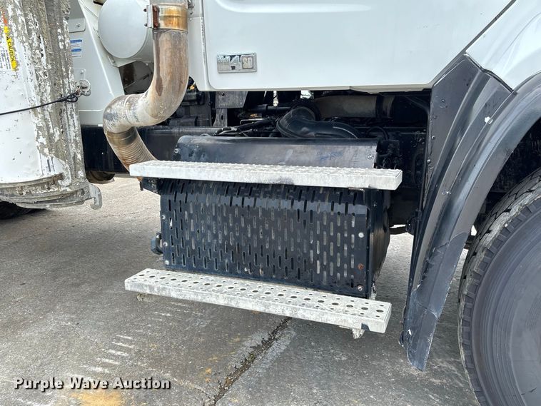 image for item DZ4547 2015 Freightliner 114SD ready mix truck