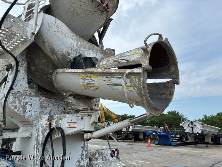 image for item DZ4547 2015 Freightliner 114SD ready mix truck