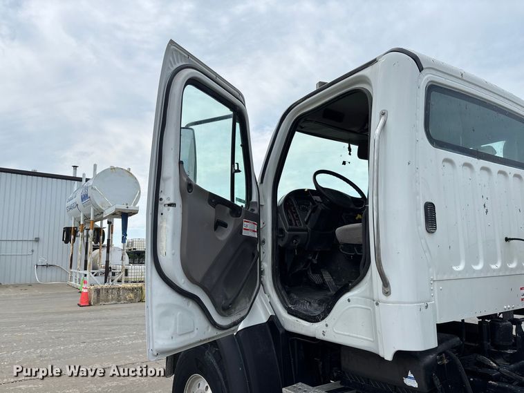 image for item DZ4547 2015 Freightliner 114SD ready mix truck