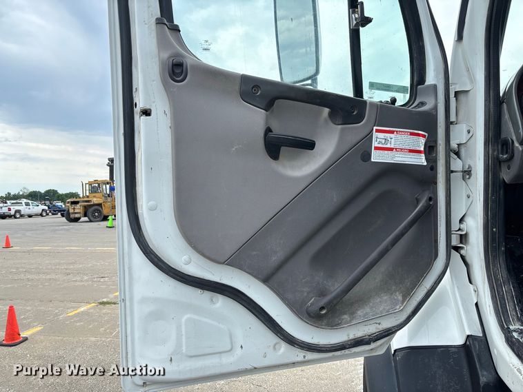 image for item DZ4547 2015 Freightliner 114SD ready mix truck