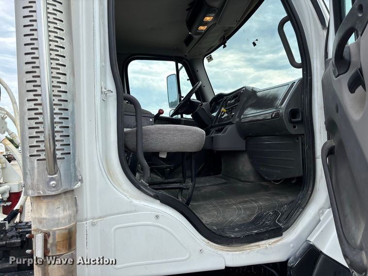 image for item DZ4547 2015 Freightliner 114SD ready mix truck