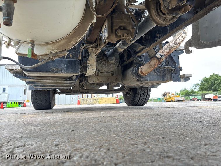 image for item DZ4547 2015 Freightliner 114SD ready mix truck