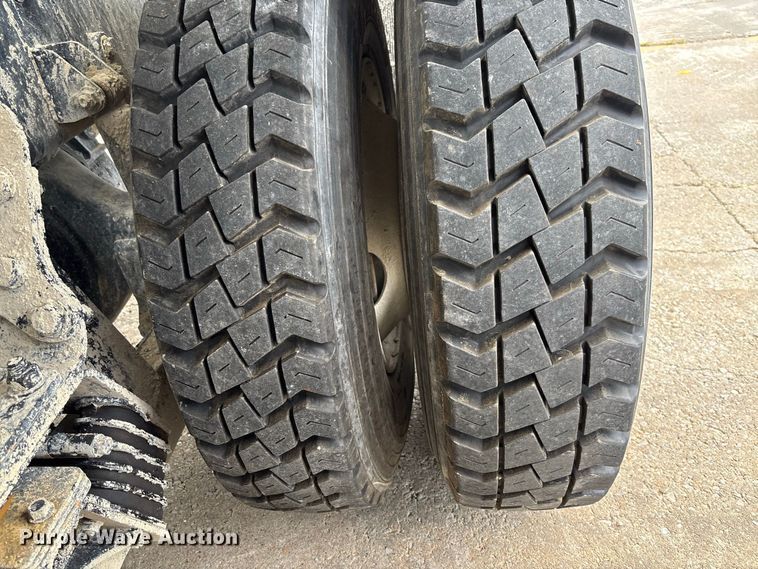 image for item DZ4547 2015 Freightliner 114SD ready mix truck