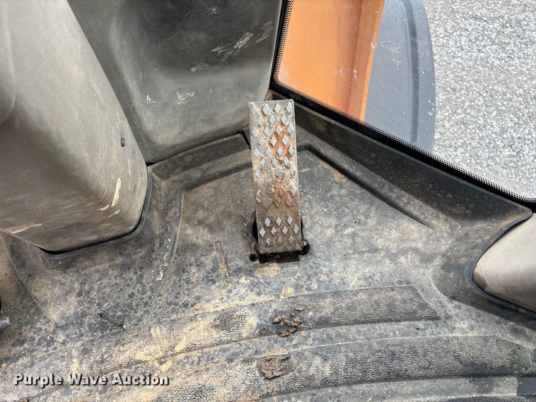 image for item DZ4574 2013 Case 721F wheel loader