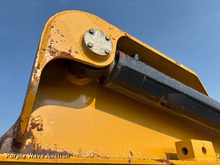 image for item DZ4586 2013 Mobile Track Solutions MT-35XL scraper