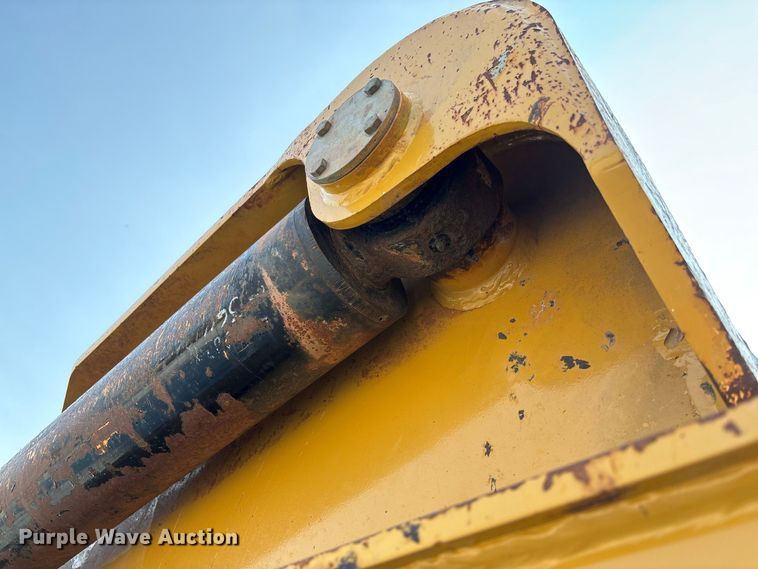 image for item DZ4586 2013 Mobile Track Solutions MT-35XL scraper
