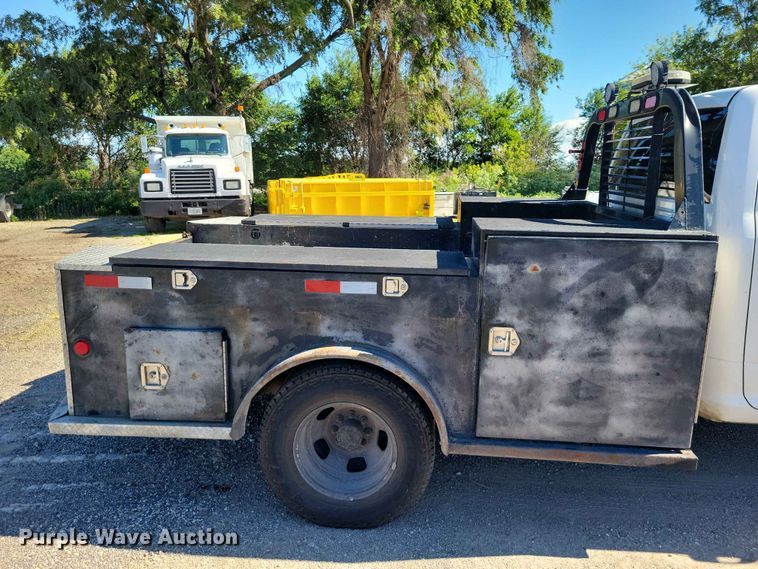 image for item DZ7275 2014 Dodge 3500 Crew Cab flatbed pickup truck