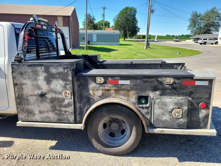 image for item DZ7275 2014 Dodge 3500 Crew Cab flatbed pickup truck