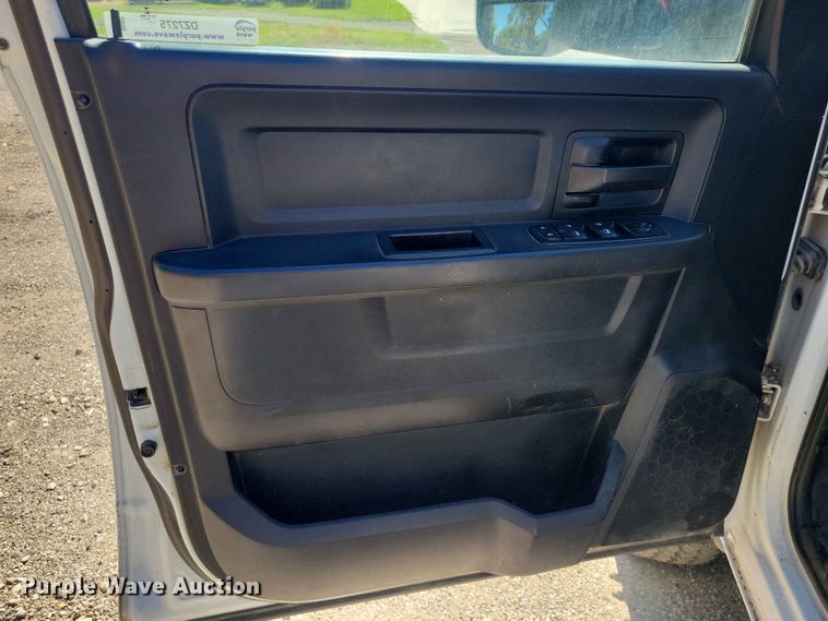 image for item DZ7275 2014 Dodge 3500 Crew Cab flatbed pickup truck